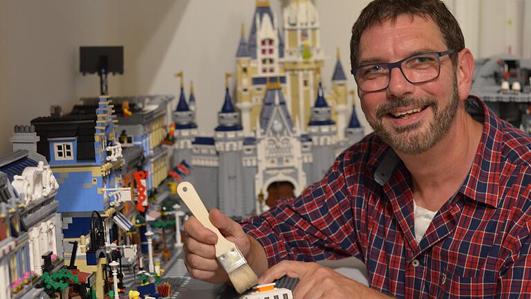 Mit dem Pinsel gegen Flusen und Staub: Peter Bräutigam lebt seine Legomania in einem extra Zimmer aus.