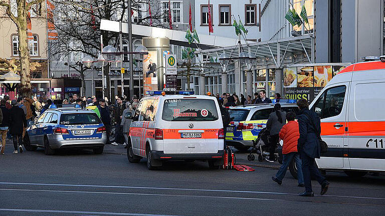 Heidelberg       -  Einsatzfahrzeuge der Polizei und des Rettungsdienstes in Heidelberg. Foto: R. Priebe