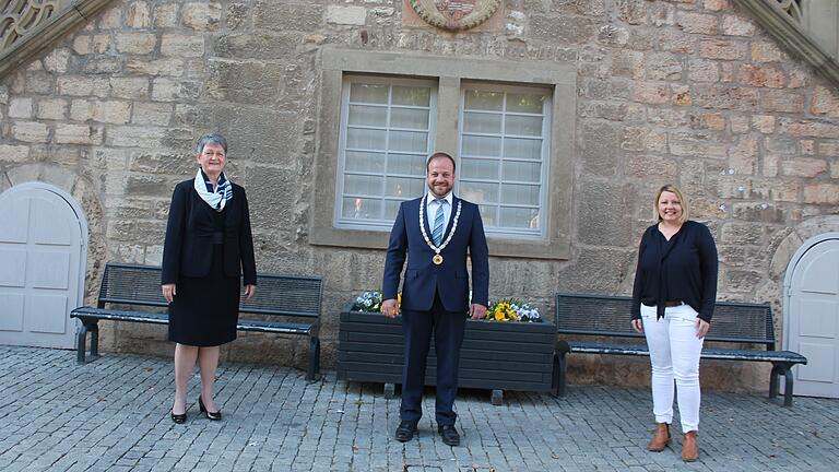 Weibliche Unterstützung für den Ostheimer Rathauschef: Steffen Malzer und seine Stellvertreterinnen 2. Bürgermeisterin Karina Werner (links) und 3. Bürgermeisterin Jasmin Reuter (rechts).