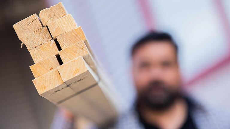 Holz wird Mangelware: Der Materialmangel hat im zu Ende gehenden Jahr Teile der mainfränkischen Wirtschaft ausgebremst. Doch es gab auch andere Tiefpunkte.