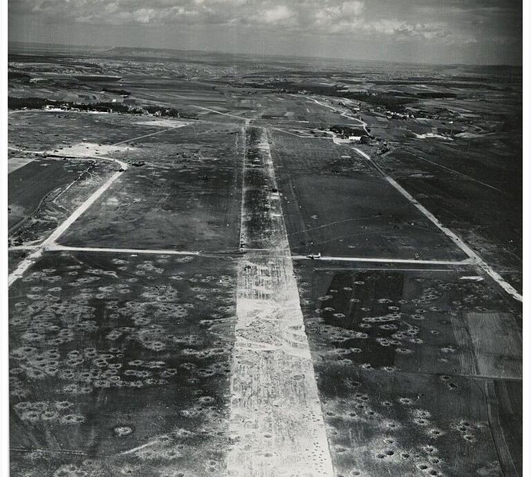 Beim Bombenangriff auf Giebelstadt am 22. März 1945 wurde auch die Start- und Landebahn des Flugplatzes stark zerstört. Beim Bombenangriff auf Giebelstadt am 22. März 1945 wurde auch die Start- und Landebahn des Flugplatzes stark zerstört.