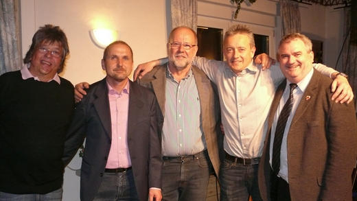 Schulterschluss bei den Ochsenfurter Fußballern: - Strahlende Gesichter nach den eindeutigen Abstimmungen (von links): Sportreferent Herbert Gransitzki, 1. Vorsitzender vom SV72 und später vom Ochsenfurter FV Jürgen Fischer, 1. Vorsitzender vom FCO Wolfgang Haaf, der angehende 2. Vorsitzende vom neuen Verein Matthias Schäffer und Bürgermeister Rainer Friedrich. Schulterschluss bei den Ochsenfurter Fußballern: - Strahlende Gesichter nach den eindeutigen Abstimmungen (von links): Sportreferent Herbert Gransitzki, 1. Vorsitzender vom SV72 und später vom Ochsenfurter FV Jürgen Fischer, 1. Vorsitzender vom FCO Wolfgang Haaf, der angehende 2. Vorsitzende vom neuen Verein Matthias Schäffer und Bürgermeister Rainer Friedrich.
