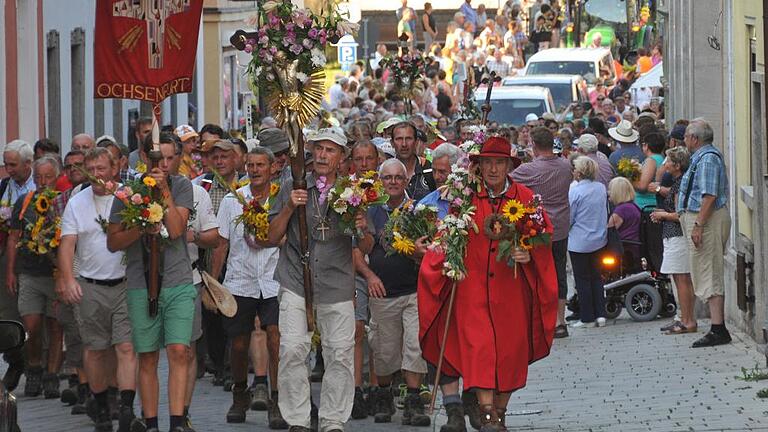Kreuzbergwallfahrer kehren nach Ochsenfurt zurück - (meg) Das Glück und die Erleichterung standen ihnen ins Gesicht geschrieben. Hie und da glänzte ein Träne in den Augen der Kreuzbergwallfahrer, die am Montagabend in der Ochsenfurter Altstadt von ihren Freunden und Verwandten in Empfang genommen wurden. 220 Kilometer Fußmarsch liegt hinter ihnen. Drei Tage lange mussten sie Temperaturen um die 30 Grad und darüber ertragen. Am Sonntag schon und auch Montag waren sie in vielen Orten von der Feuerwehr empfangen worden, die mit feinem Wassernebel für eine willkommene Erfrischung sorgte. Die Bürger dort begrüßten die Pilger mit kühlen Getränken und applaudierten respektvoll, erzählt Josef Pfeufer, der Präfekt der Kreuzbruderschaft, die die Wallfahrt seit dem Jahr 1842 organisiert. Froh ist er vor allem darüber, dass während der sechstägigen Pilgerwanderung niemand zu Schaden gekommen ist, von Blasen und schmerzenden Gliedern abgesehen. Die allermeisten der 174 Pilger, die sich am Mittwoch zum Kreuzberg aufgemacht hatten, haben durchgehalten. Ausführlicher Bericht folgt in der Mittwochsausgabe. Weitere Bilder im Internet unter www.mainpost.de. Kreuzbergwallfahrer kehren nach Ochsenfurt zurück - (meg) Das Glück und die Erleichterung standen ihnen ins Gesicht geschrieben. Hie und da glänzte ein Träne in den Augen der Kreuzbergwallfahrer, die am Montagabend in der Ochsenfurter Altstadt von ihren Freunden und Verwandten in Empfang genommen wurden. 220 Kilometer Fußmarsch liegt hinter ihnen. Drei Tage lange mussten sie Temperaturen um die 30 Grad und darüber ertragen. Am Sonntag schon und auch Montag waren sie in vielen Orten von der Feuerwehr empfangen worden, die mit feinem Wassernebel für eine willkommene Erfrischung sorgte. Die Bürger dort begrüßten die Pilger mit kühlen Getränken und applaudierten respektvoll, erzählt Josef Pfeufer, der Präfekt der Kreuzbruderschaft, die die Wallfahrt seit dem Jahr 1842 organisiert. Froh ist er vor allem darüber, dass während der sechstägigen Pilgerwanderung niemand zu Schaden gekommen ist, von Blasen und schmerzenden Gliedern abgesehen. Die allermeisten der 174 Pilger, die sich am Mittwoch zum Kreuzberg aufgemacht hatten, haben durchgehalten. Ausführlicher Bericht folgt in der Mittwochsausgabe. Weitere Bilder im Internet unter www.mainpost.de.