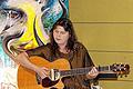 Barbara Clear beim Konzert in Gemünden, im Hintergrund eines ihrer Kunstwerke.