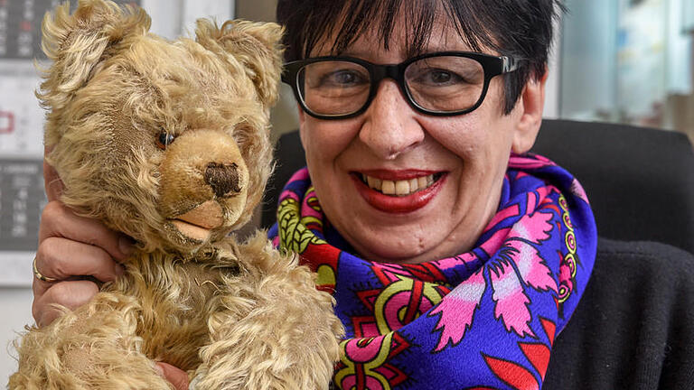 Gisela Schmidt mit ihrem Lieblingsspielzeug, dem Bär Zotty. Gisela Schmidt mit ihrem Lieblingsspielzeug, dem Bär Zotty.