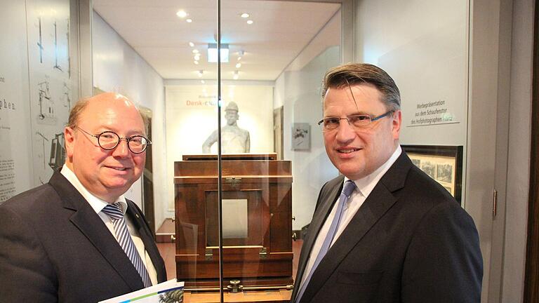 Museumsdirektor Peter Weidisch zeigt Staatsminister Winfried Bausback die Ausstellungsräume des Museums: Foto: Benedikt Borst - Museumsdirektor Peter Weidisch zeigt Staatsminister Winfried Bausback die Ausstellungsräume des Museums: Foto: Benedikt Borst Museumsdirektor Peter Weidisch zeigt Staatsminister Winfried Bausback die Ausstellungsräume des Museums: Foto: Benedikt Borst - Museumsdirektor Peter Weidisch zeigt Staatsminister Winfried Bausback die Ausstellungsräume des Museums: Foto: Benedikt Borst