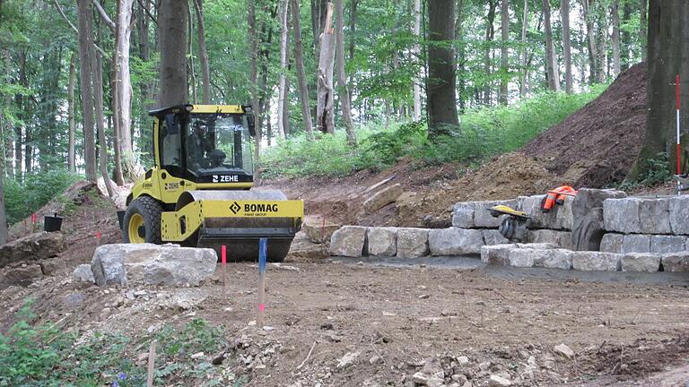 Der Fuchsstädter Waldfriedhof steuert seiner Fertigstellung entgegen, muss aber - Wege und Bänke betreffend - noch nachgebessert werden. Winfried Ehling - Der Fuchsstädter Waldfriedhof steuert seiner Fertigstellung entgegen, muss aber - Wege und Bänke betreffend - noch nachgebessert werden. Winfried Ehling Der Fuchsstädter Waldfriedhof steuert seiner Fertigstellung entgegen, muss aber - Wege und Bänke betreffend - noch nachgebessert werden. Winfried Ehling - Der Fuchsstädter Waldfriedhof steuert seiner Fertigstellung entgegen, muss aber - Wege und Bänke betreffend - noch nachgebessert werden. Winfried Ehling