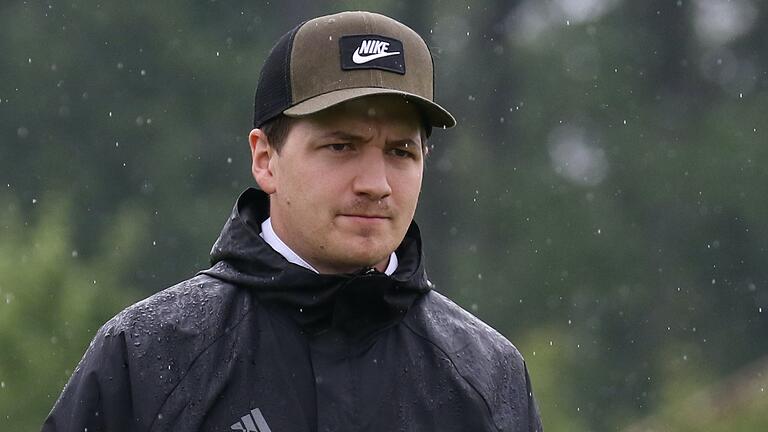 Trainer Markus Köhler muss eine Woche länger warten, bis er mit dem TSV Karlburg wieder ein Spiel in der Fußball-Bayernliga Nord bestreiten kann. Das für diesen Samstag geplante Heimspiel gegen Cham fällt aus. Trainer Markus Köhler muss eine Woche länger warten, bis er mit dem TSV Karlburg wieder ein Spiel in der Fußball-Bayernliga Nord bestreiten kann. Das für diesen Samstag geplante Heimspiel gegen Cham fällt aus.