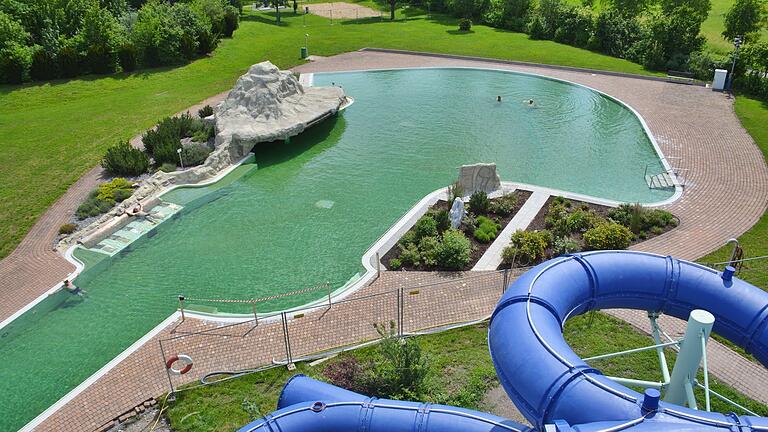 Der Naturheilwassersee an der Frankentherme in Bad Königshofen ist deutschlandweit bislang einmalig. Der Grund ist das reine Mineralheilwasser der Regiusquelle, die vollbiologische Wasseraufbereitung und kein Chlorzusatz. Der Naturheilwassersee an der Frankentherme in Bad Königshofen ist deutschlandweit bislang einmalig. Der Grund ist das reine Mineralheilwasser der Regiusquelle, die vollbiologische Wasseraufbereitung und kein Chlorzusatz.