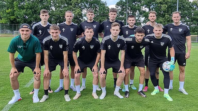 Die beim ersten Training anwesenden Neuzugänge des FC 05 Schweinfurt, hinten von links: Spase Arsov, Lorenz Bäuerlein, Luca Trslic, Emil Zorn, Niklas Henninger, Tom Feulner, Marc Hänschke sowie vorne Yannik Amthor, Nick Doktorczyk, Nils Piwernetz, Fabio Bozesan, Taha Aksu und Lukas Wenzel. Die beim ersten Training anwesenden Neuzugänge des FC 05 Schweinfurt, hinten von links: Spase Arsov, Lorenz Bäuerlein, Luca Trslic, Emil Zorn, Niklas Henninger, Tom Feulner, Marc Hänschke sowie vorne Yannik Amthor, Nick Doktorczyk, Nils Piwernetz, Fabio Bozesan, Taha Aksu und Lukas Wenzel.