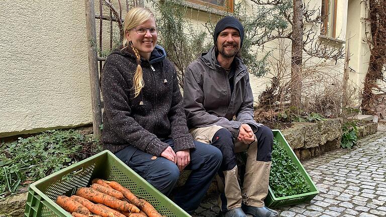 Heike Vollmer und Frank Lusche haben in Karbach vor knapp einem Jahr die erste Solidarische Landwirtschaft in Main-Spessart gegründet. Heike Vollmer und Frank Lusche haben in Karbach vor knapp einem Jahr die erste Solidarische Landwirtschaft in Main-Spessart gegründet.