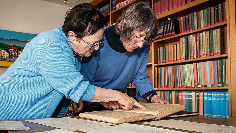 Elke Wagner und Ingrid Sontag bei der Recherche im Würzburger Stadtarchiv. Die beiden pensionierten Lehrerinnen gehören zum Arbeitskreis Würzburger Stolpersteine. Elke Wagner und Ingrid Sontag bei der Recherche im Würzburger Stadtarchiv. Die beiden pensionierten Lehrerinnen gehören zum Arbeitskreis Würzburger Stolpersteine.