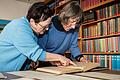 Elke Wagner und Ingrid Sontag bei der Recherche im Würzburger Stadtarchiv. Die beiden pensionierten Lehrerinnen gehören zum Arbeitskreis Würzburger Stolpersteine.
