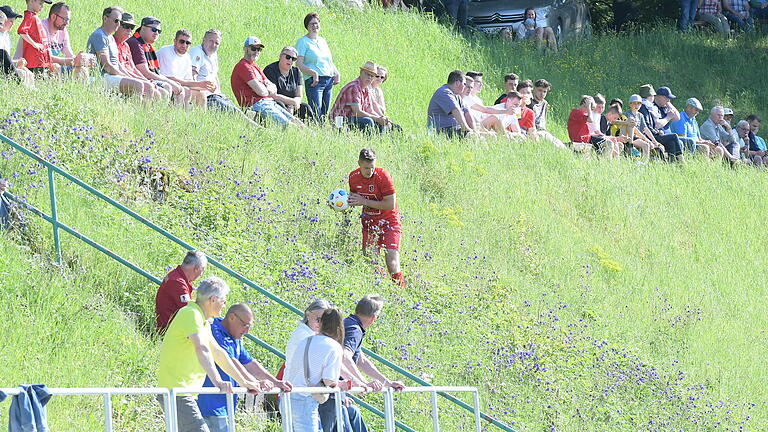 Rhöner Ballgeflüster - Berg-Rettung: Kletteraktion eines Fuchsstädter Spielers im Spiel gegen den FC Oberhaid. Rhöner Ballgeflüster - Berg-Rettung: Kletteraktion eines Fuchsstädter Spielers im Spiel gegen den FC Oberhaid.