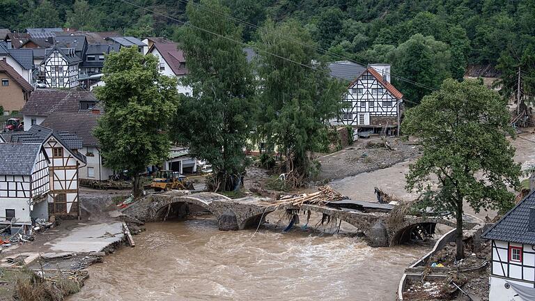 Flutkatastrophe 2021.jpeg - So hatte die Ahr vor drei Jahren in ihrem Tal gewütet. Der Wiederaufbau ist längst nicht beendet. Die Behörden sind noch immer an ihren Grenzen. Flutkatastrophe 2021.jpeg - So hatte die Ahr vor drei Jahren in ihrem Tal gewütet. Der Wiederaufbau ist längst nicht beendet. Die Behörden sind noch immer an ihren Grenzen.
