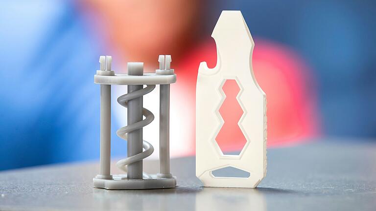 Mithilfe einer Spritzgussmaschine werden aus einem Kunststoffgranulat entsprechende Formen gepresst. Dadurch lassen sich verhältnismäßig günstige Prototypen für Werkzeuge oder andere Bauteile vorfertigen. Das Bild zeigt eine Federkonstruktion (links) und einen Flaschenöffner. Mithilfe einer Spritzgussmaschine werden aus einem Kunststoffgranulat entsprechende Formen gepresst. Dadurch lassen sich verhältnismäßig günstige Prototypen für Werkzeuge oder andere Bauteile vorfertigen. Das Bild zeigt eine Federkonstruktion (links) und einen Flaschenöffner.
