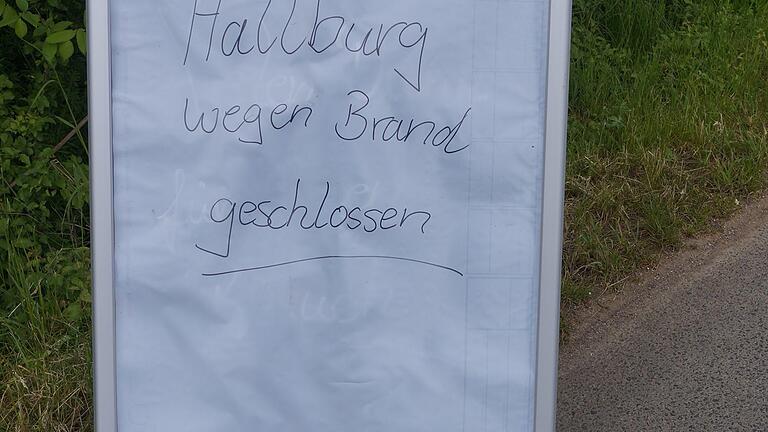 Brand in der Hallburg: Glutnester hielten Wehr in Atem - Traurig. Brand in der Hallburg: Glutnester hielten Wehr in Atem - Traurig.