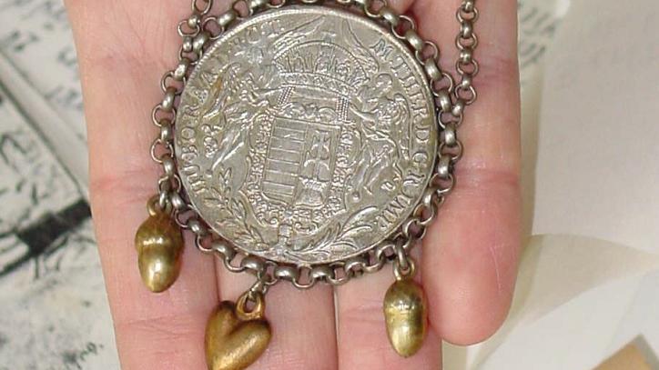 Der Brautschmuck von Margaretha Treutlein bei ihrer Hochzeit vor 175 Jahren in München befindet sich noch im Familienbesitz. Der Brautschmuck von Margaretha Treutlein bei ihrer Hochzeit vor 175 Jahren in München befindet sich noch im Familienbesitz.
