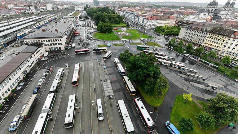 So wird es noch ein Weilchen länger aussehen. Der Gestaltungswettbewerb für einen neuen Busbahnhof wurde jetzt auf Eis gelegt. Eine neue Straßenbahnhaltestelle hat Vorrang. So wird es noch ein Weilchen länger aussehen. Der Gestaltungswettbewerb für einen neuen Busbahnhof wurde jetzt auf Eis gelegt. Eine neue Straßenbahnhaltestelle hat Vorrang.
