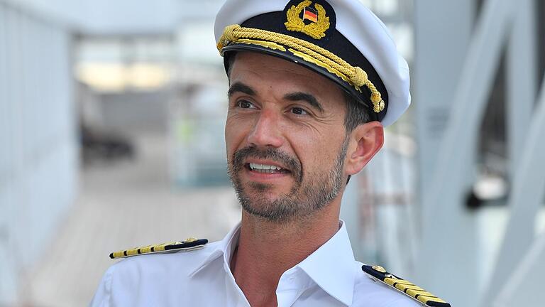Traumschiff-Kapitän Florian Silbereisen entführt uns zweimal 90 Minuten aus dem deutschlanddauergrauen Alltag. Traumschiff-Kapitän Florian Silbereisen entführt uns zweimal 90 Minuten aus dem deutschlanddauergrauen Alltag.