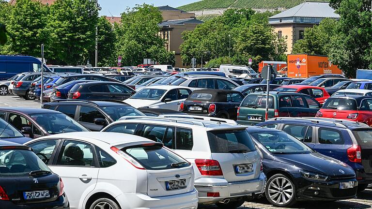War im Sommer heftig umstritten: der kostenfreie Parkplatz an der Talavera in Würzburg. War im Sommer heftig umstritten: der kostenfreie Parkplatz an der Talavera in Würzburg.