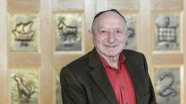 Marat Gerchikov vor der Tür zur Synagoge in Würzburg. Der 85-Jährige ist stellvertretender Leiter der jüdischen Gemeinde Würzburg und Unterfranken. Zum Krieg in der Ukraine hat er eine eindeutige Haltung