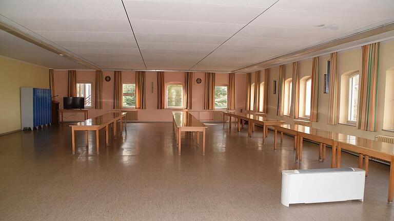 Aktuell sind einige Hallen der ehemaligen Firma Bären-Schmidt in Mainbernheim – wieder einmal – als Notunterkunft hergerichtet. Hier ein Blick in die ehemalige Betriebskantine, die als Aufenthalts- und Speiseraum dienen soll. Aktuell sind einige Hallen der ehemaligen Firma Bären-Schmidt in Mainbernheim – wieder einmal – als Notunterkunft hergerichtet. Hier ein Blick in die ehemalige Betriebskantine, die als Aufenthalts- und Speiseraum dienen soll.