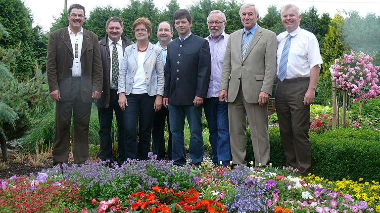 2011 richtete Grettstadt den Tag der offenen Gartentüre aus und mehrere tausend Besucher nutzten die Gelegenheit, private Gärten zu besichtigen. Bei der Eröffnung (von links): Bernd Wolf, Gerhard Eck, Edeltraud Baumgartl, Michael Firsching, Frank Bauer, Rainer Gebhardt, Paul Heuler und Ewald Vögler.