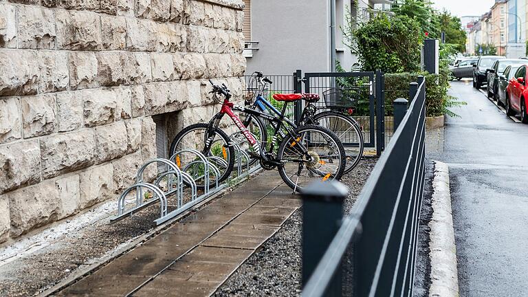 Das ist noch nicht die endgültige Lösung: So schaut der Aufreger-Vorgarten in der Würzburger Arndtstraße jetzt aus. Das ist noch nicht die endgültige Lösung: So schaut der Aufreger-Vorgarten in der Würzburger Arndtstraße jetzt aus.