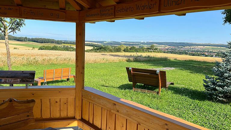 Die neu errichtete Hütte bietet viele Sitzmöglichkeiten. Und wenn der Platz nicht reicht: Auch außerhalb der Hütte gibt es Sitzbänke. Die neu errichtete Hütte bietet viele Sitzmöglichkeiten. Und wenn der Platz nicht reicht: Auch außerhalb der Hütte gibt es Sitzbänke.