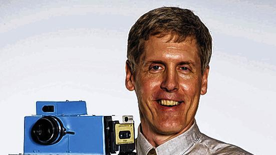 Unhandlich: Steven J. Sasson mit der ersten Digitalkamera.
