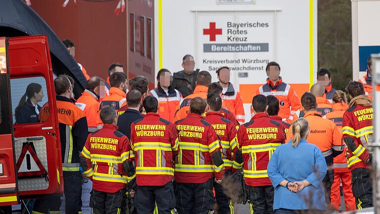 Einsatzbesprechung am Samstag vor dem Seniorenheim St.Nikolaus in Würzburg: Rund 150 Rettungskräfte waren an der internen Verlegung von Bewohnern beteiligt.