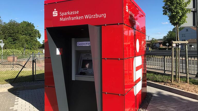 So sieht die Neue SB-Stelle in der Unterdürrbacher Str. 2 neben der dm-Filiale aus. So sieht die Neue SB-Stelle in der Unterdürrbacher Str. 2 neben der dm-Filiale aus.