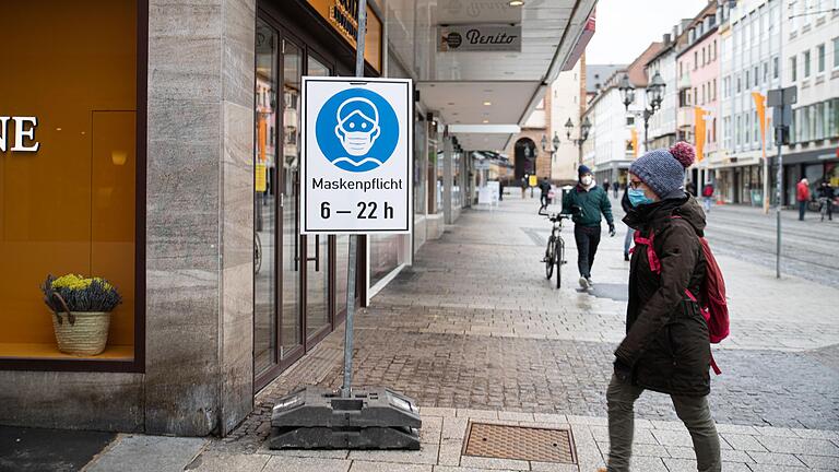 Die Würzburger Innenstadt ist im verlängerten Lockdown und die Maskenpflicht bleibt vorerst für bestimmte Teilbereiche in der Innenstadt bestehen. Die Würzburger Innenstadt ist im verlängerten Lockdown und die Maskenpflicht bleibt vorerst für bestimmte Teilbereiche in der Innenstadt bestehen.