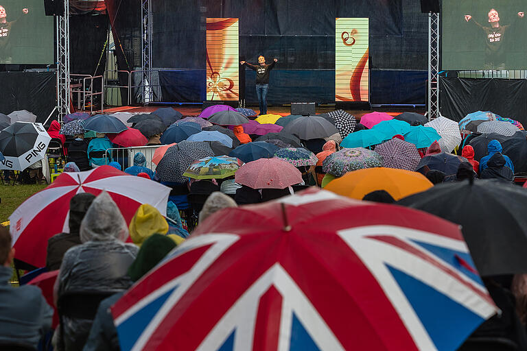 Michl Müller unterhielt das Publikum beim Kultursommer Schweinfurt mit seinem Programm 'Verrückt nach Müller'. Teilweise saßen die Besucher im strömenden Regen und die Veranstaltung hatte Festivalcharakter.