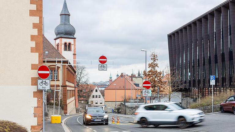 Seit Mai steht es fest: Auch künftig geht es in der Zeller Straße in Würzburg für den Verkehr nur in Richtung Zellerau. Seit Mai steht es fest: Auch künftig geht es in der Zeller Straße in Würzburg für den Verkehr nur in Richtung Zellerau.