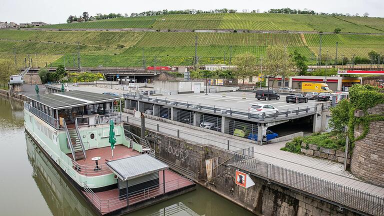 Das Parkhaus Alter Hafen in der Veitshöchheimer Straße soll eine umfassende Neugestaltung erfahren. Es gibt Pläne, an der Stelle des jetzigen Parkhauses mehrgeschossige Bauten zu errichten. Das Parkhaus Alter Hafen in der Veitshöchheimer Straße soll eine umfassende Neugestaltung erfahren. Es gibt Pläne, an der Stelle des jetzigen Parkhauses mehrgeschossige Bauten zu errichten.