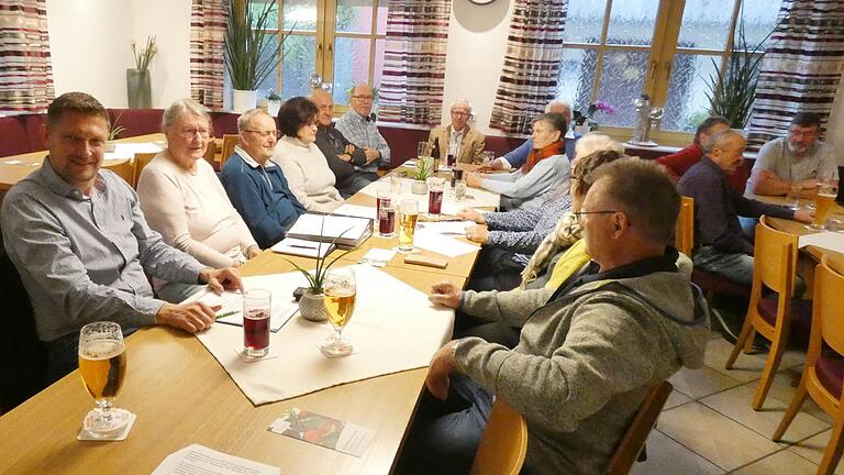 Überschaubar war die Zuhörerkulisse bei der JHV der Siedlergemeinschaft im Gasthaus Straub. Bürgermeister Machnow (links) lobte die Mitwirkung der Siedler beim Ferienspaßprogramm.