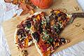 Knusprige Herbstpizza       -  Food-Bloggerin Doreen Hassek bringt mit ihren Zutaten die Farben des Herbstes auf die Knusper-Pizza.