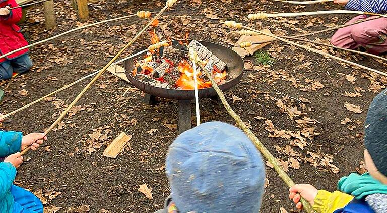 Die Waldkinder machen leckeres Stockbrot am Lagerfeuer. Die Waldkinder machen leckeres Stockbrot am Lagerfeuer.