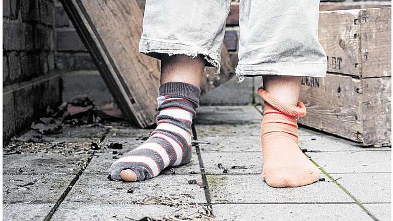 Kinderarmut Symbolbild 5.10.16 DPA       -  Dieses Foto in der Zeitung vom 5. Oktober konnte für Missverständnisse sorgen. Die Bildunterzeile macht nicht kenntlich, dass es sich um ein Symbolbild handelt. Überdies steht darin kein Wort zu dem, was tatsächlich auf dem Foto zu sehen ist. Das liegt in der Verantwortung der Redaktion, nicht in der des vom Bildautors.