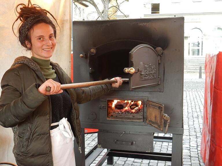 Frisch aus dem Ofen holt Leoni Steinle den Flammkuchen. Frisch aus dem Ofen holt Leoni Steinle den Flammkuchen.