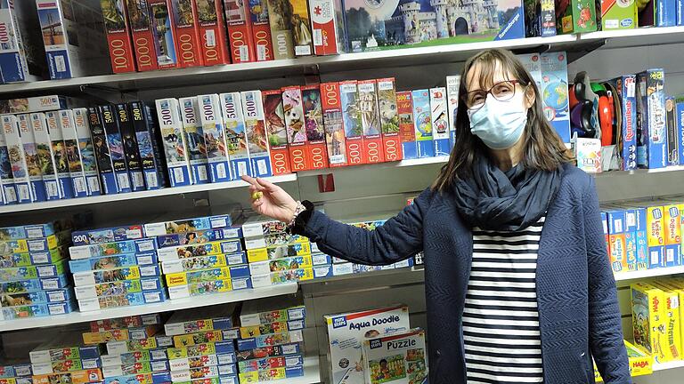 Martina Rausch vom Lohrer Spielwarengeschäft "Tschips" zeigt, was für Weihnachten am begehrtesten ist: Puzzles und Familienspiele. Martina Rausch vom Lohrer Spielwarengeschäft "Tschips" zeigt, was für Weihnachten am begehrtesten ist: Puzzles und Familienspiele.