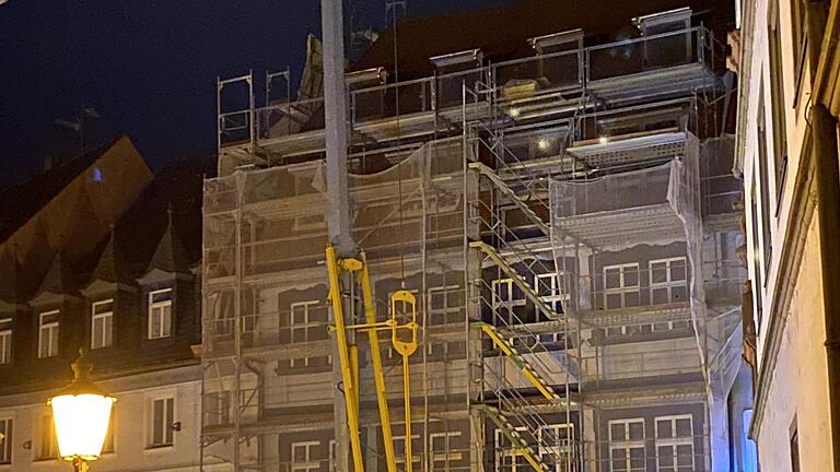 Ein Schwarzbau rückt ins Licht der Aufmerksamkeit: Am Kitzinger Marktplatz hat das Bauunternehmen Wittmann ohne Genehmigung vier Dachgauben in sein denkmalgeschütztes Gebäude einbauen lassen. Die Stadt verhängte einen Baustopp.
