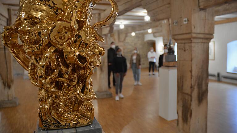 Die neue Ausstellung 'Luxus' kann ab diesem Wochenende im Kloster Wechterswinkel präsentiert werden. Die neue Ausstellung 'Luxus' kann ab diesem Wochenende im Kloster Wechterswinkel präsentiert werden.