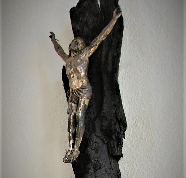 Als „Zeitzeugnis“ hängt die Christusfigur heute an der Kirchenwand hinter dem Taufstein. Als „Zeitzeugnis“ hängt die Christusfigur heute an der Kirchenwand hinter dem Taufstein.