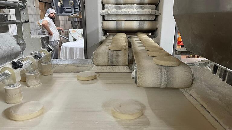 Bislang produziert die Bäckerei die Fladenbrote auf einer halbautomatischen Maschine. In Oberschwarzach werden künftig zwei vollautomatische Linien eine Verdopplung der Produktion ermöglichen. Bislang produziert die Bäckerei die Fladenbrote auf einer halbautomatischen Maschine. In Oberschwarzach werden künftig zwei vollautomatische Linien eine Verdopplung der Produktion ermöglichen.