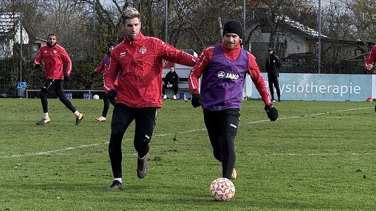 Alexander Winkler (links im Zweikampf mit Benyas Junger-Abiol) weilte in dieser Woche als Testspieler bei den Würzburger Kickers.