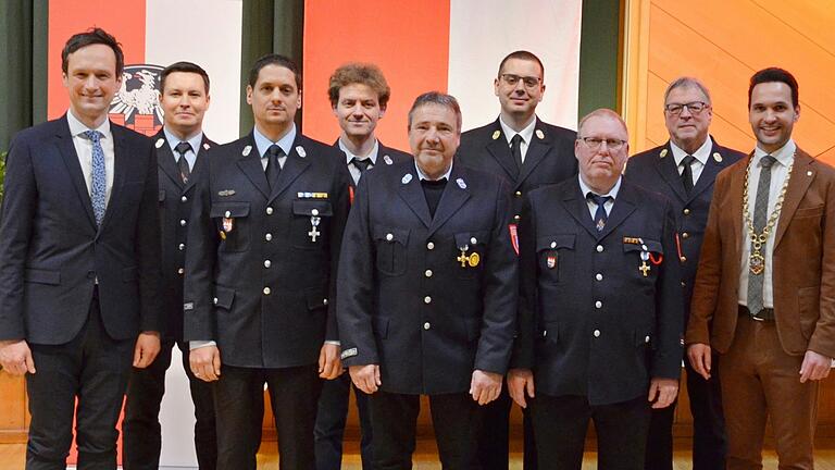 Landrat Florian Töpper, Kreisbrandrat Holger Strunk, Führungsmitglieder der Kreisbrandinspektion und Gochsheims Bürgermeister Manuel Kneuer gratulierten im Namen des Freistaates Bayern Kommandant Stefan Hegler (Gochsheim) und Andreas Götz (Weyer), sowie Andreas Matl (Weyer) und Alexander Haßfurter (Gochsheim) für 25 beziehungsweise 40 Jahre aktiven Feuerwehrdienst und überreichten ihnen Ehrennadeln, Urkunden und Präsente. Landrat Florian Töpper, Kreisbrandrat Holger Strunk, Führungsmitglieder der Kreisbrandinspektion und Gochsheims Bürgermeister Manuel Kneuer gratulierten im Namen des Freistaates Bayern Kommandant Stefan Hegler (Gochsheim) und Andreas Götz (Weyer), sowie Andreas Matl (Weyer) und Alexander Haßfurter (Gochsheim) für 25 beziehungsweise 40 Jahre aktiven Feuerwehrdienst und überreichten ihnen Ehrennadeln, Urkunden und Präsente.