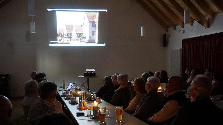 Der Rhönklub Zweigverein Walddörfer zeigt den alten Film von Josef Holzheimer aus dem Jahr 1949.  Foto: Marion Eckert       -  Der Rhönklub Zweigverein Walddörfer zeigt den alten Film von Josef Holzheimer aus dem Jahr 1949.  Foto: Marion Eckert